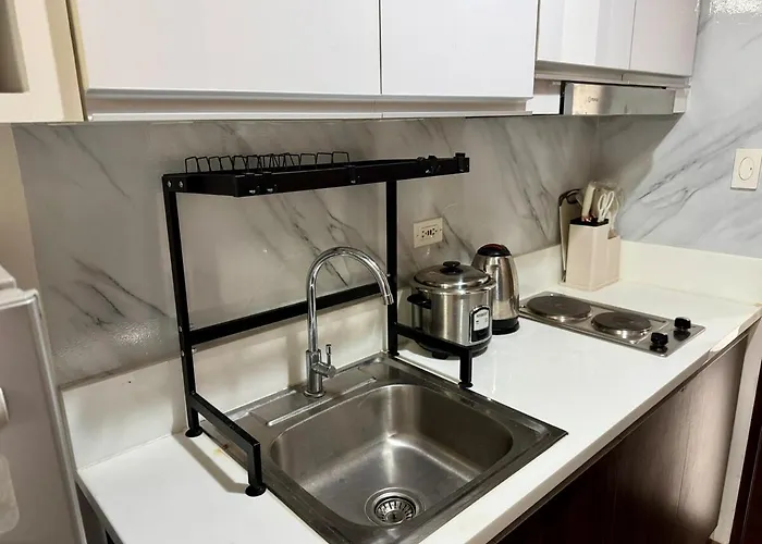 Executive Air Style Comfort Makati 300 Mbps Apartment